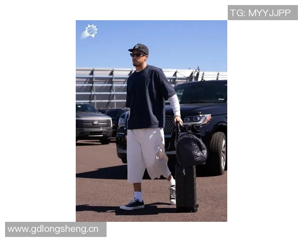 季前赛迎战湖人太阳队晒出布克马威帅气登机照引发关注 季前赛迎战湖人太阳队晒出布克马威帅气登机照引发关注