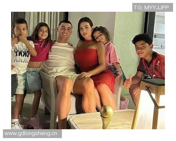 总裁的温馨时光乔治娜分享C罗与孩子们的幸福瞬间 总裁的温馨时光乔治娜分享C罗与孩子们的幸福瞬间