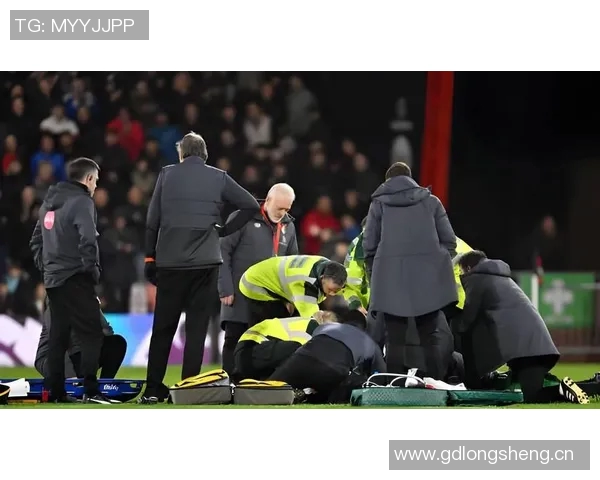 阿尔瓦拉多腿部受伤紧急返回更衣室希望尽快恢复状态 阿尔瓦拉多腿部受伤紧急返回更衣室希望尽快恢复状态