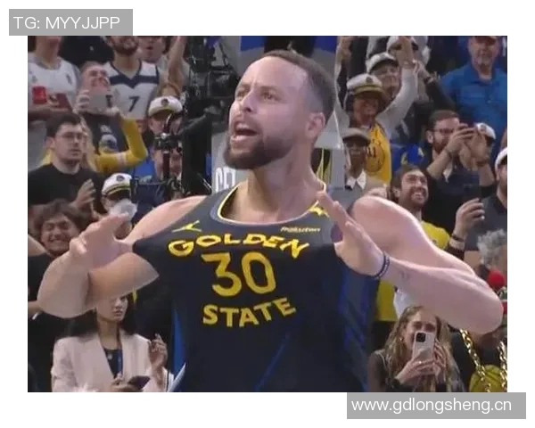 内史密斯表现稳健贡献12分关键时刻三分球助力球队胜利