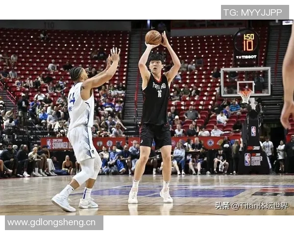 新秀表现抢眼5中5砍下14分2板1助1帽瀚森短暂出场仅6分钟 新秀表现抢眼5中5砍下14分2板1助1帽瀚森短暂出场仅6分钟