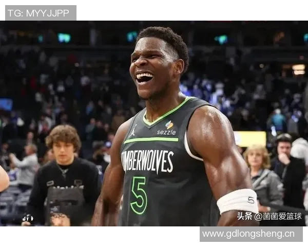 爱德华兹华丽突破拉杆换手上篮精彩得分引爆全场激情