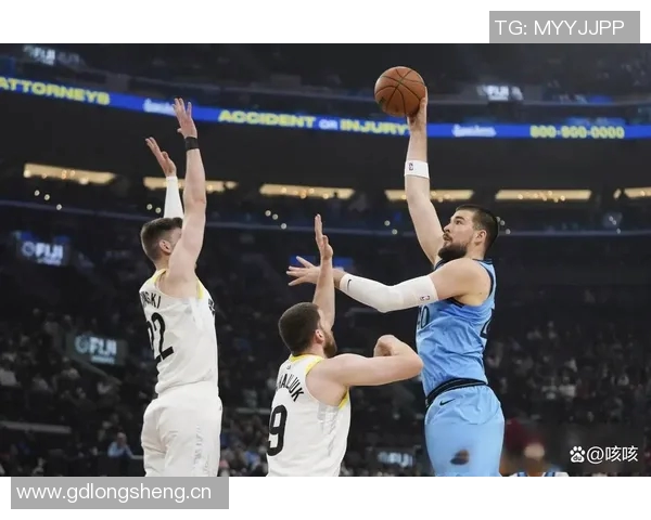 哈登谈球队配合训练称赞祖巴茨与科林斯的默契与随机应变能力 哈登谈球队配合训练称赞祖巴茨与科林斯的默契与随机应变能力