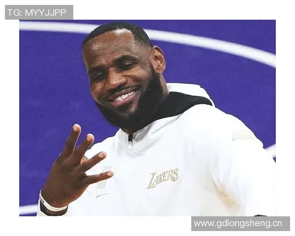 老詹被cue瞬间引发小卡幽默回应杯中轩尼诗引发媒体热议 老詹被cue瞬间引发小卡幽默回应杯中轩尼诗引发媒体热议