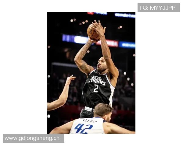 弗莱对艾顿发声:学习莱夫利和东契奇的传球技巧提升自己 弗莱对艾顿发声:学习莱夫利和东契奇的传球技巧提升自己