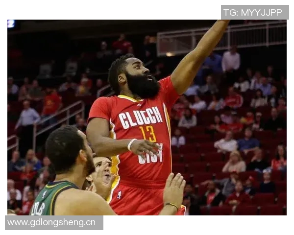 火箭客战鹈鹕登机照曝光KD羽绒服气质出众电风扇随队征战