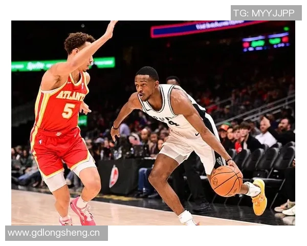 福克斯半场表现抢眼4投2中斩获13分2篮板2助攻罚球全中助力球队