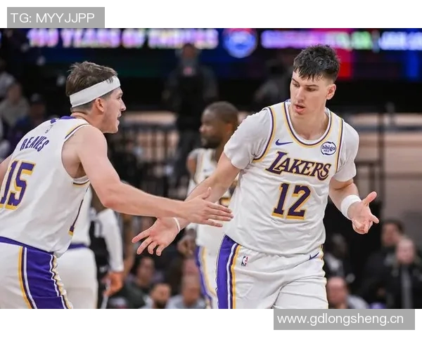 慈世平分享湖人亲子活动瞬间感谢东契奇詹姆斯与孙女合影留念