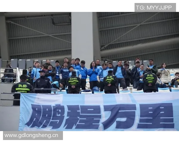 收官战首发感谢球迷一年来的支持与陪伴期待未来再相聚 收官战首发感谢球迷一年来的支持与陪伴期待未来再相聚