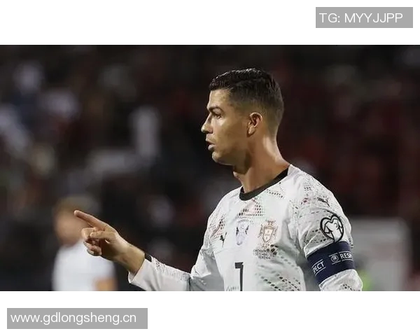 菲利克斯谈与C罗合作感受:轻松踢球找回昔日自我 菲利克斯谈与C罗合作感受:轻松踢球找回昔日自我