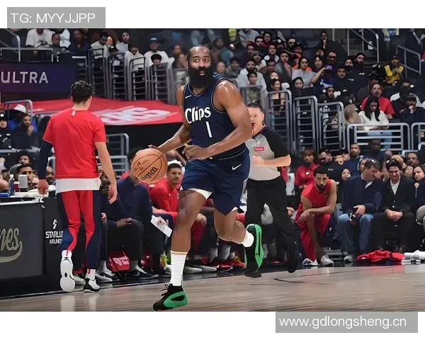 快船客场挑战国王小卡哈登卫衣亮相科林斯酷炫登机照曝光