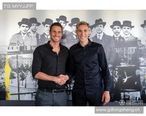 多特蒙德发布新海报展示施洛特贝克阿德耶米与格里马尔多精彩瞬间