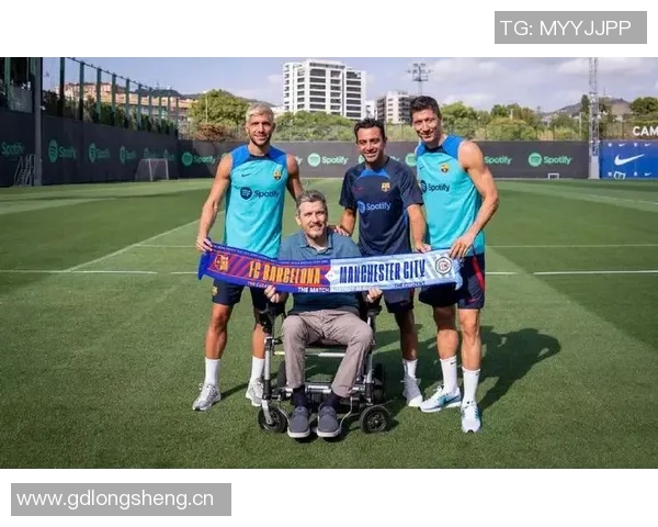 瓜帅赛后与主裁亲切交流竖起大拇指表达赞赏与尊重