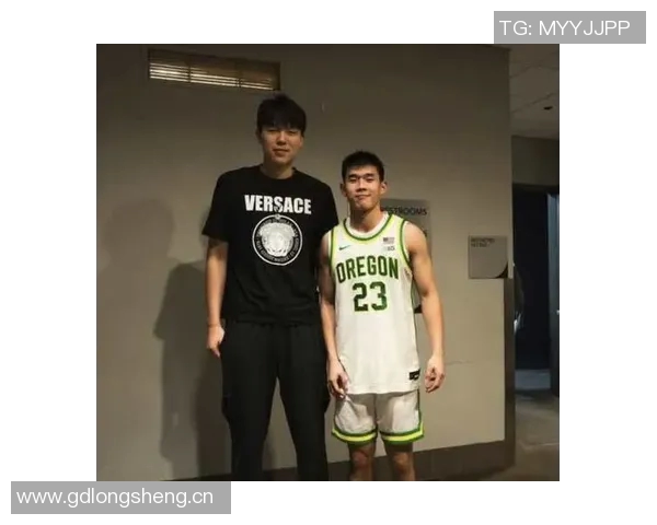 林葳脑后传球技惊四座德米尔接球轻松得分展现默契配合