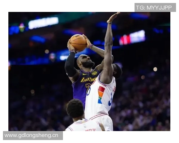 詹姆斯转发马克西生涯新高54分与9助攻的精彩表现引发热议