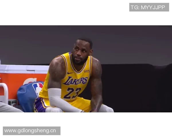 湖人训练场景曝光斯玛特紧逼八村里夫斯全力防守展现团队默契 湖人训练场景曝光斯玛特紧逼八村里夫斯全力防守展现团队默契