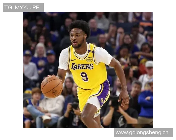 布朗尼被包夹失误库里反击背传希尔德意外失球引发争议