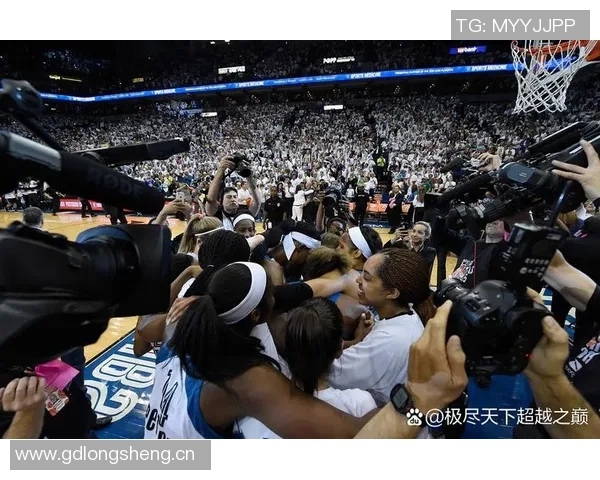 温情瞬间斯潘塞兄弟对决引发勇士灰熊球员教练球迷共鸣欢笑