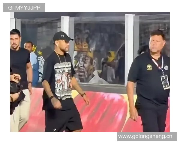 内马尔因伤缺阵携女儿现身球场为桑托斯加油助威