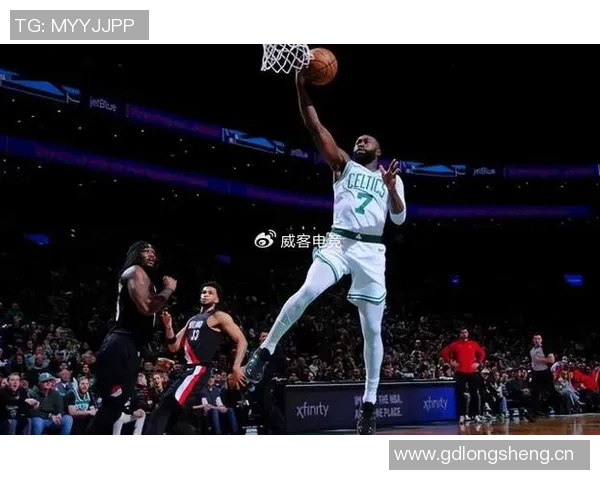 拼尽全力！普理查德全场表现出色助力球队赢得胜利砍下23分4板8助2断三分命中率高达43