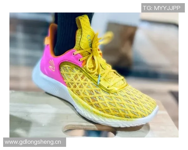 库里谈第三次穿女款签名鞋的感受与赛季鞋款选择的变化