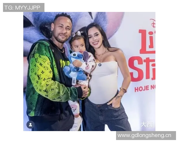 内马尔因伤缺阵携女儿现身球场为桑托斯加油助威