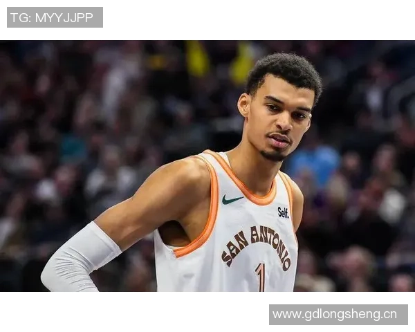 米奇称赞索汉表现出色防守端过于积极引发关注