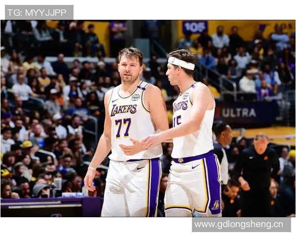 东契奇回应里夫斯质疑称其从未扣篮直言对方只是个喷子