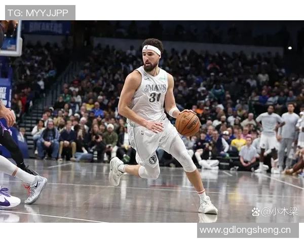 克莱半场表现出色三分球完美命中助力球队进攻火力全开 克莱半场表现出色三分球完美命中助力球队进攻火力全开