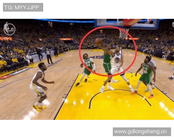 库里质疑裁判判罚程序称从未见过如此先延迟再吹犯规的情况