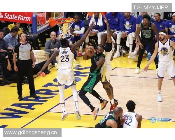 杰伦布朗首节表现惊艳全场5投全中砍下13分2助助力球队进攻