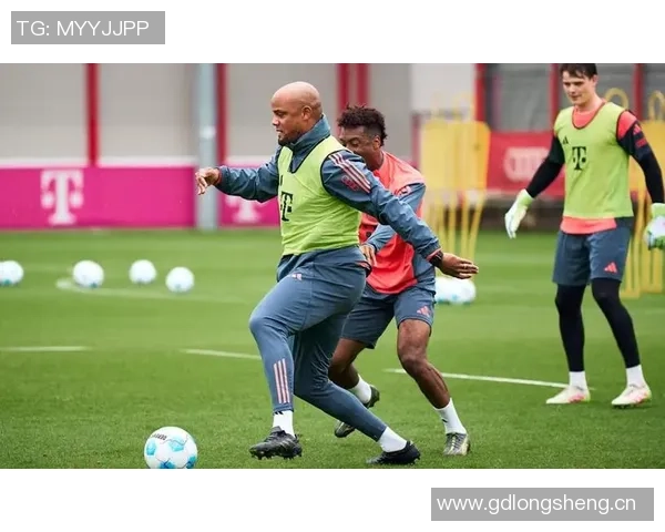穆西亚拉即将回归拜仁合练今日进行单独训练状态良好