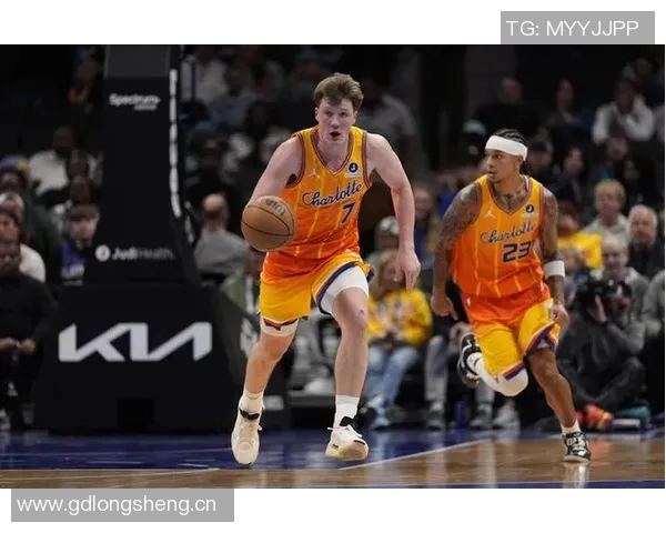 克尼佩尔半场表现亮眼三分球命中率高积极拼抢前场篮板贡献10分 克尼佩尔半场表现亮眼三分球命中率高积极拼抢前场篮板贡献10分